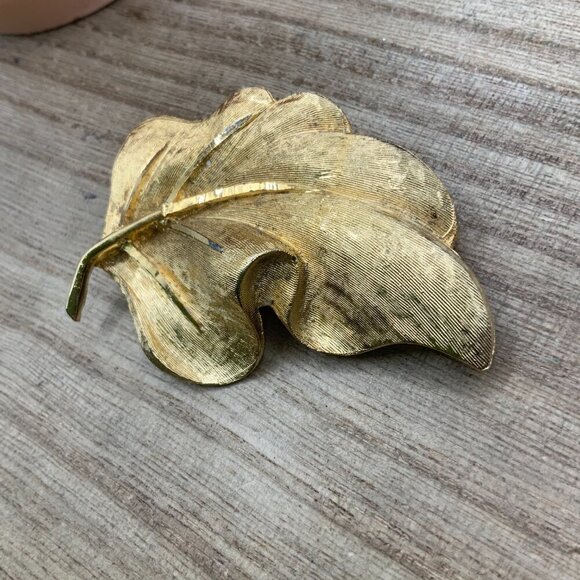 BSK Vintage Brushed Textured Gold Tone Leaf Brooch Pin - Picture 1 of 8